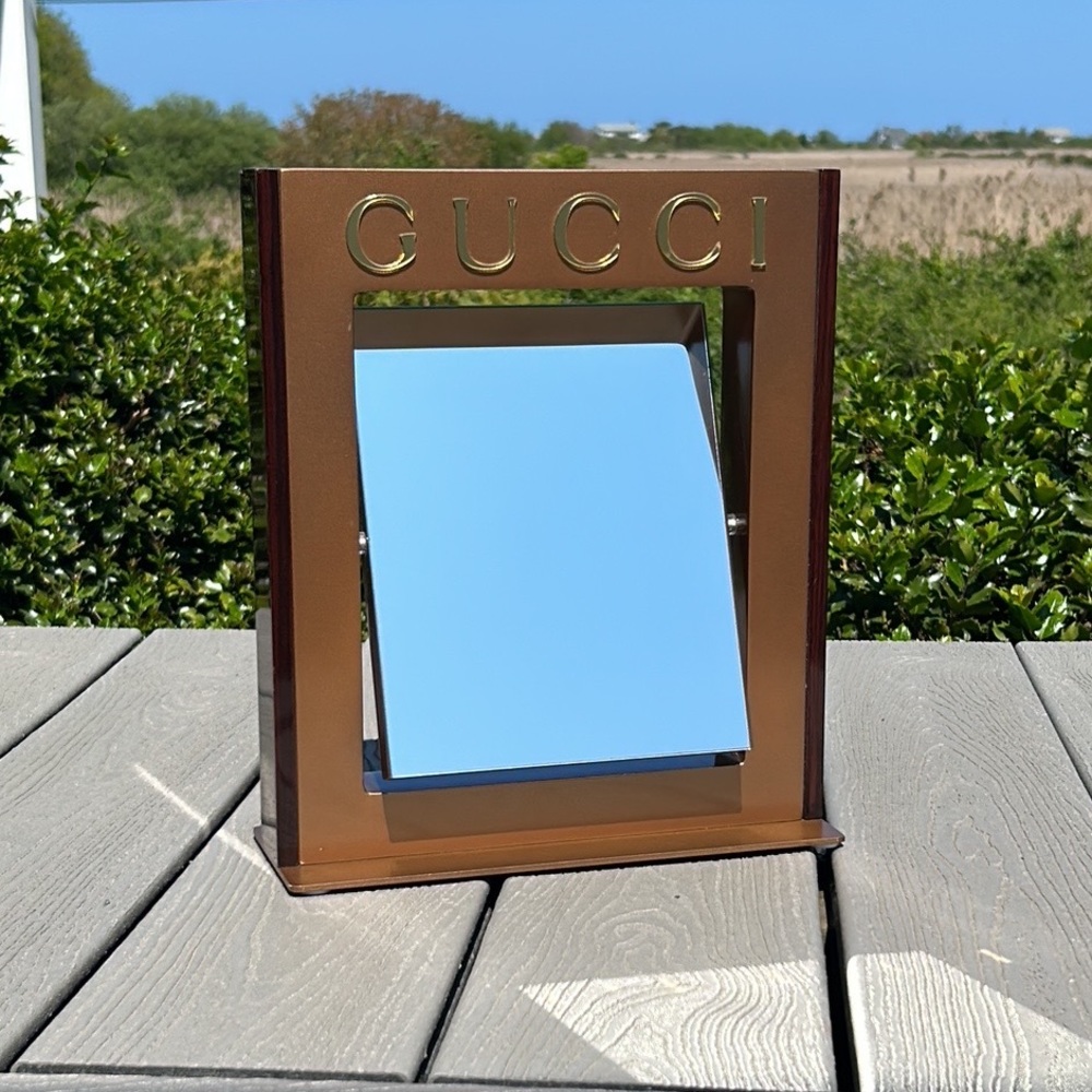๐ฆ Gucci Mirror Display